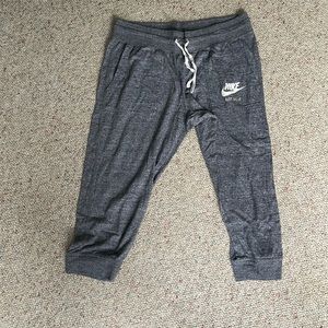 Nike women’s cropped sweatpants, gray, large